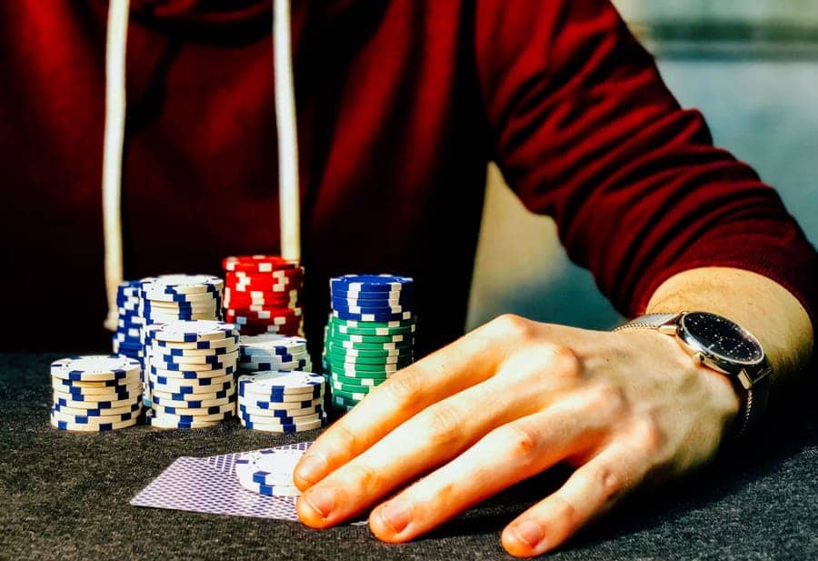 ban co nen nghi bat dau kiem tien poker online ngay bay gio khong? - hinh 1