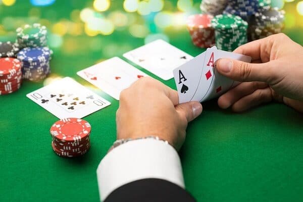 Bai tay nao nguoi choi Poker nen tranh tren ban dau