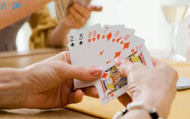 So sanh su giong va khac nhau giua sam loc va tien len